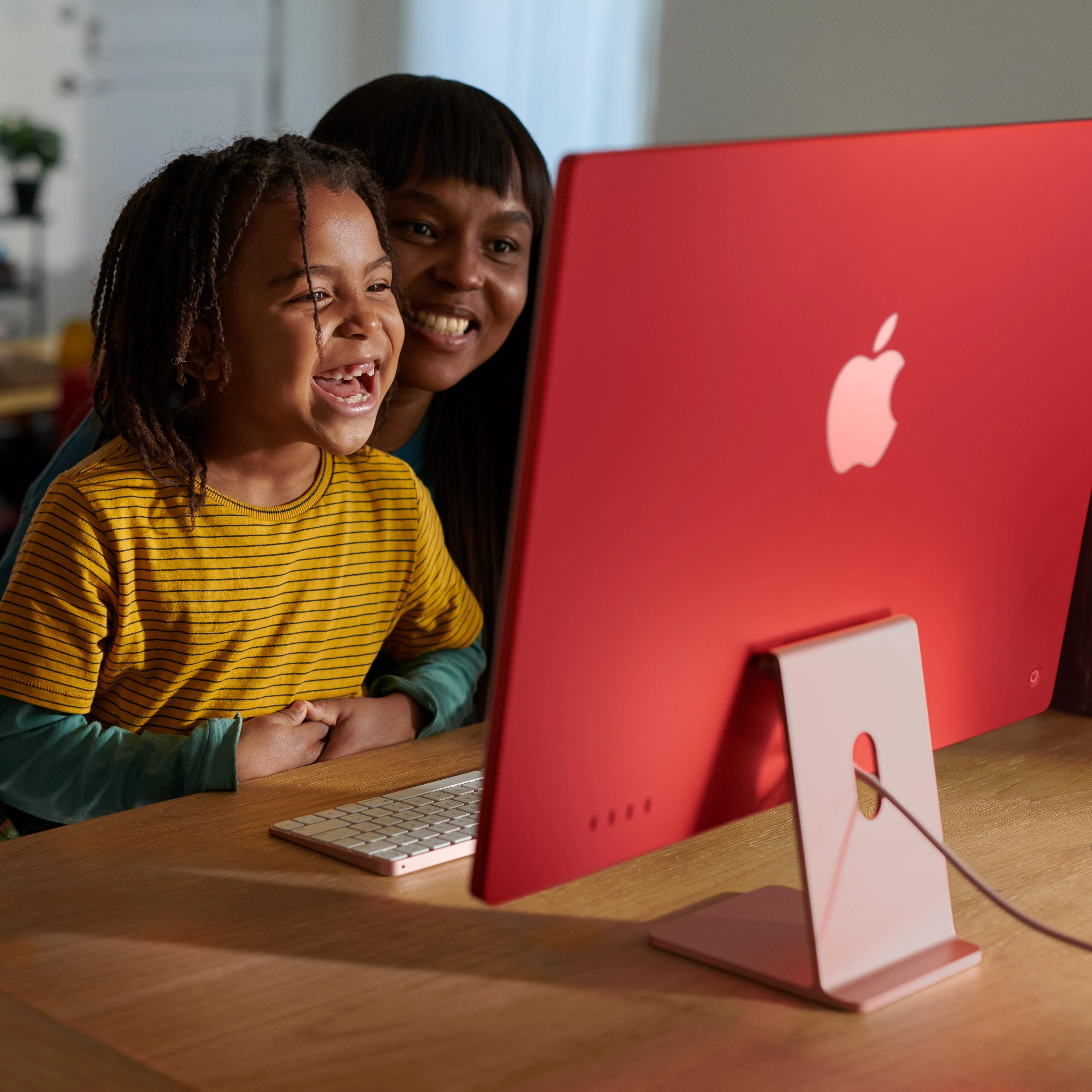 24-inch iMac with Retina 4.5K display: Apple M3 chip with 8?core CPU and 10?core GPU, 256GB SSD - Green - Image 6