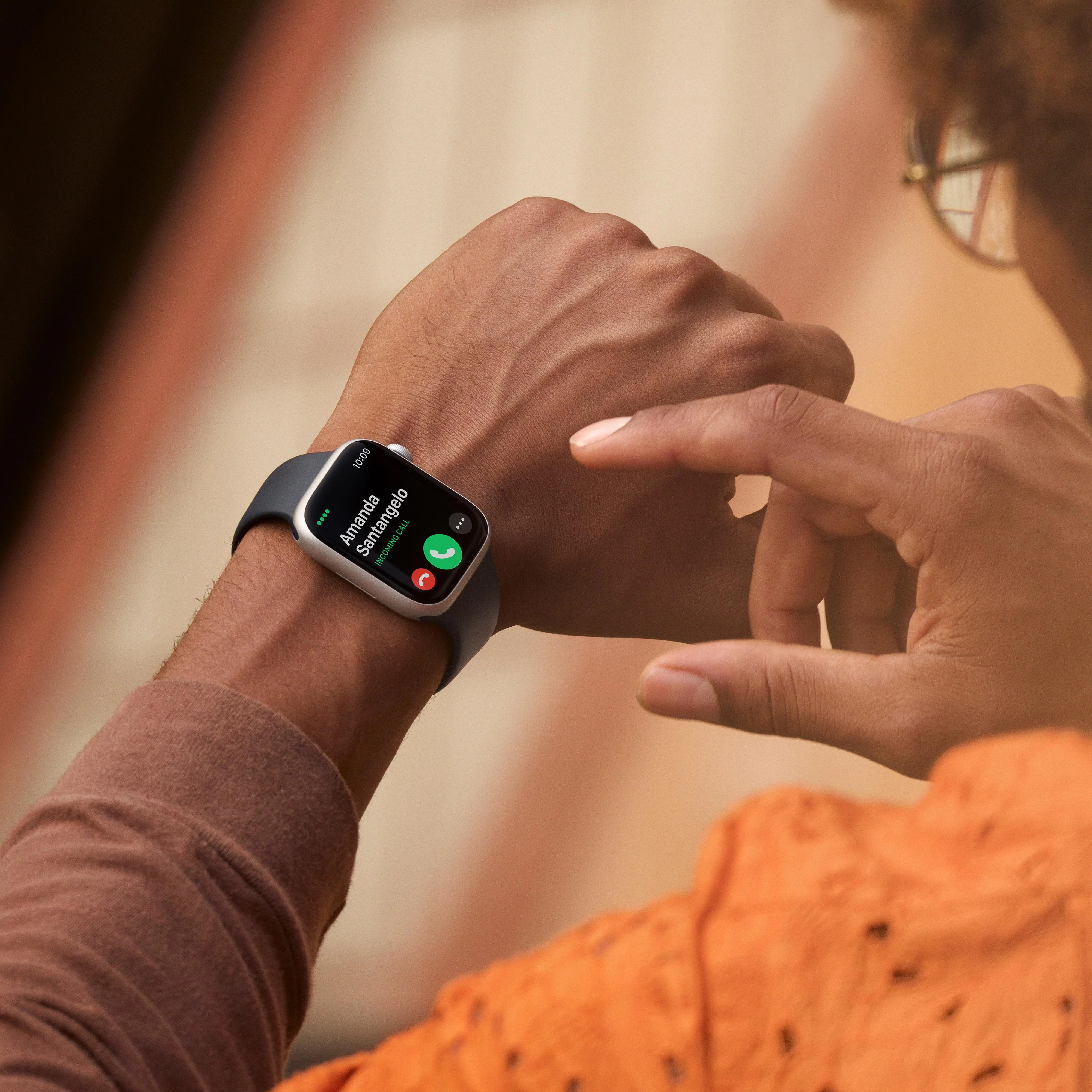 Apple Watch Series 8 GPS + Cellular 45mm Graphite Stainless Steel Case with Graphite Milanese Loop - Image 4